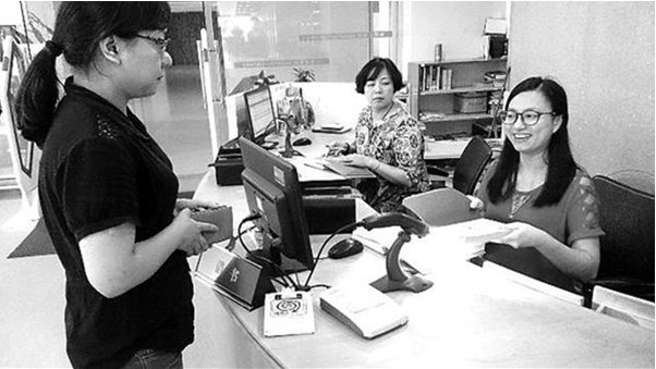 圖書(shū)館安裝身份證讀卡器，市民刷身份證就可免費(fèi)借書(shū)